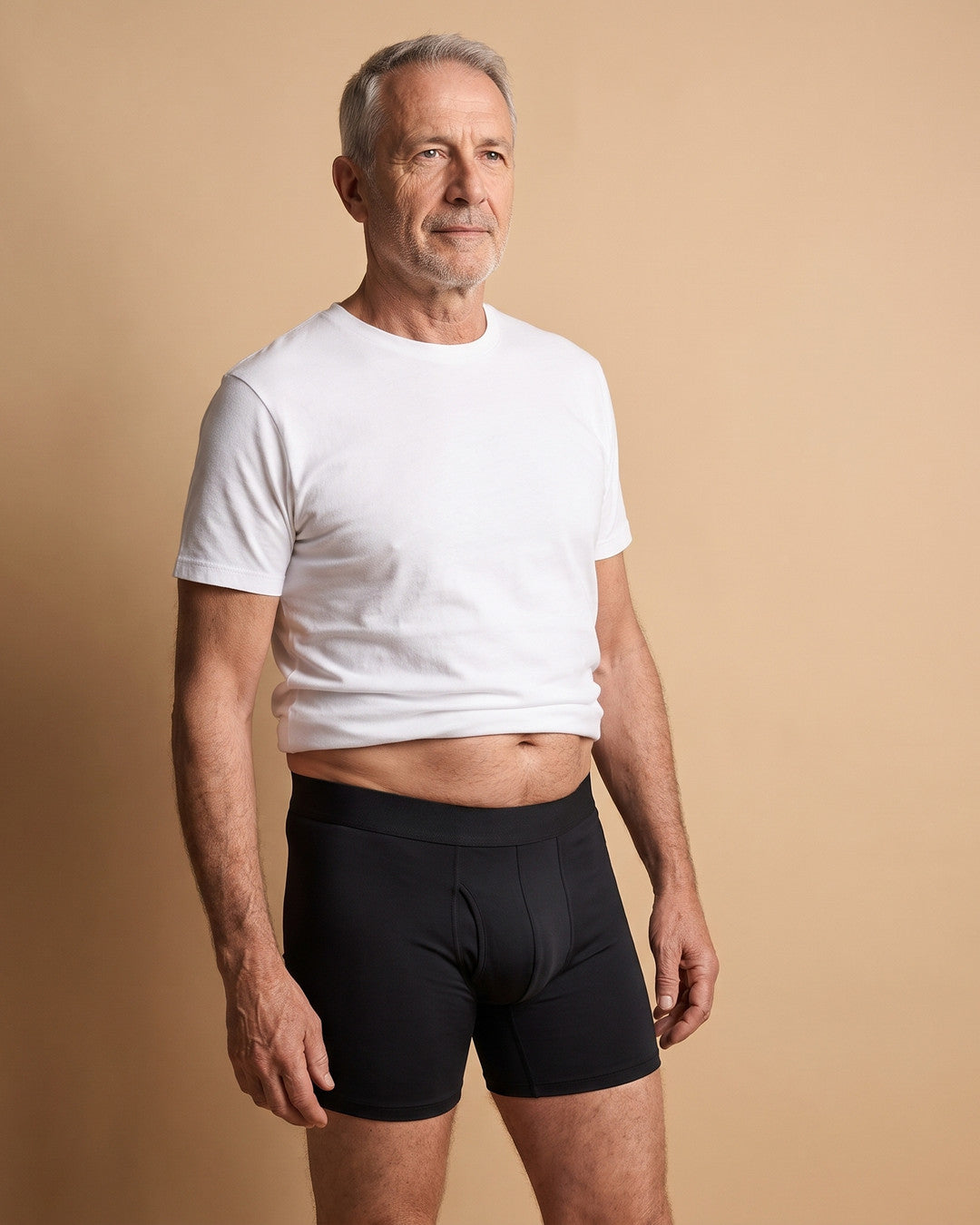 Uomo con il boxer assorbente LUIDRY™ nero e una t-shirt bianca