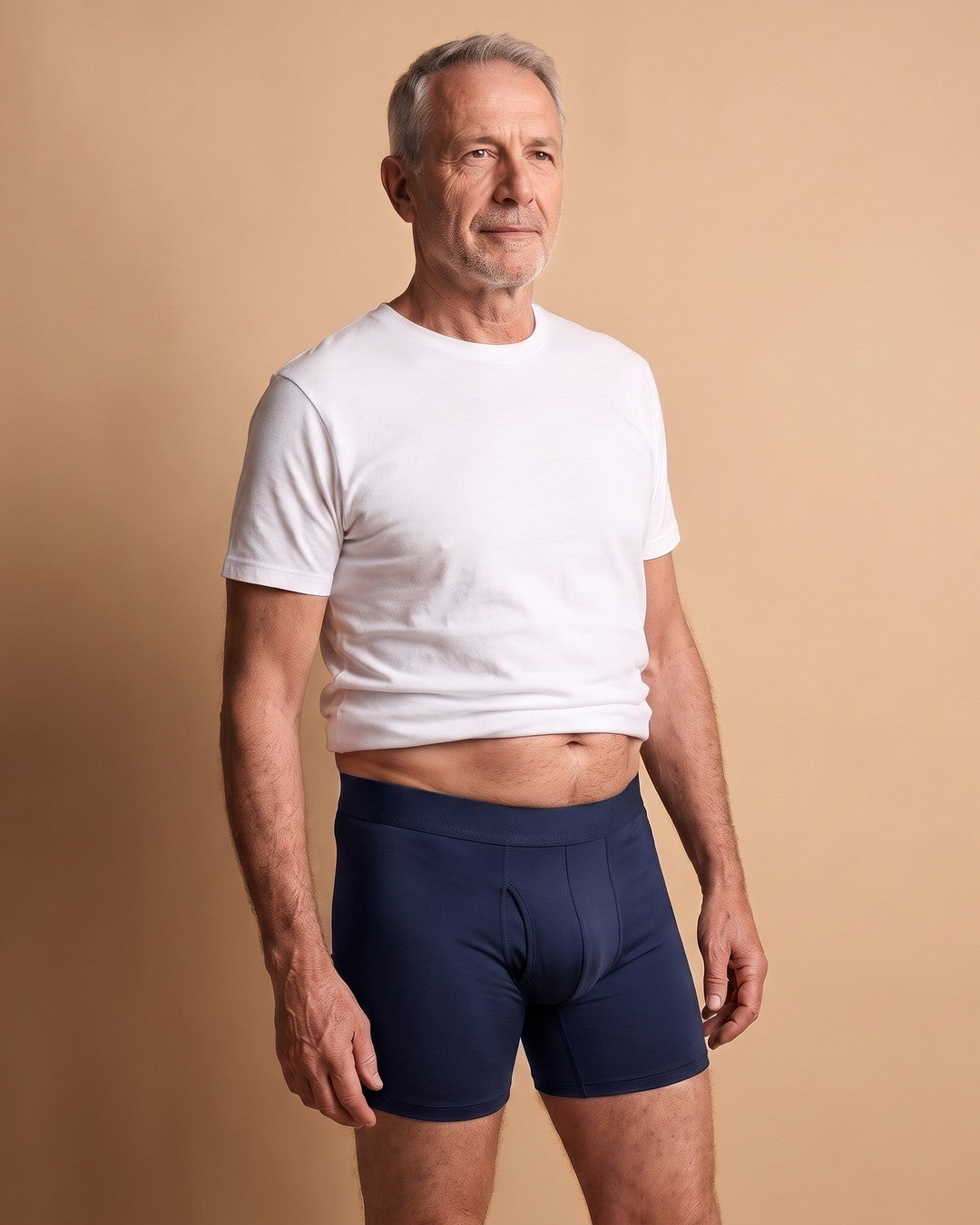 Uomo con il boxer assorbente LUIDRY™ blu navy e una t-shirt bianca