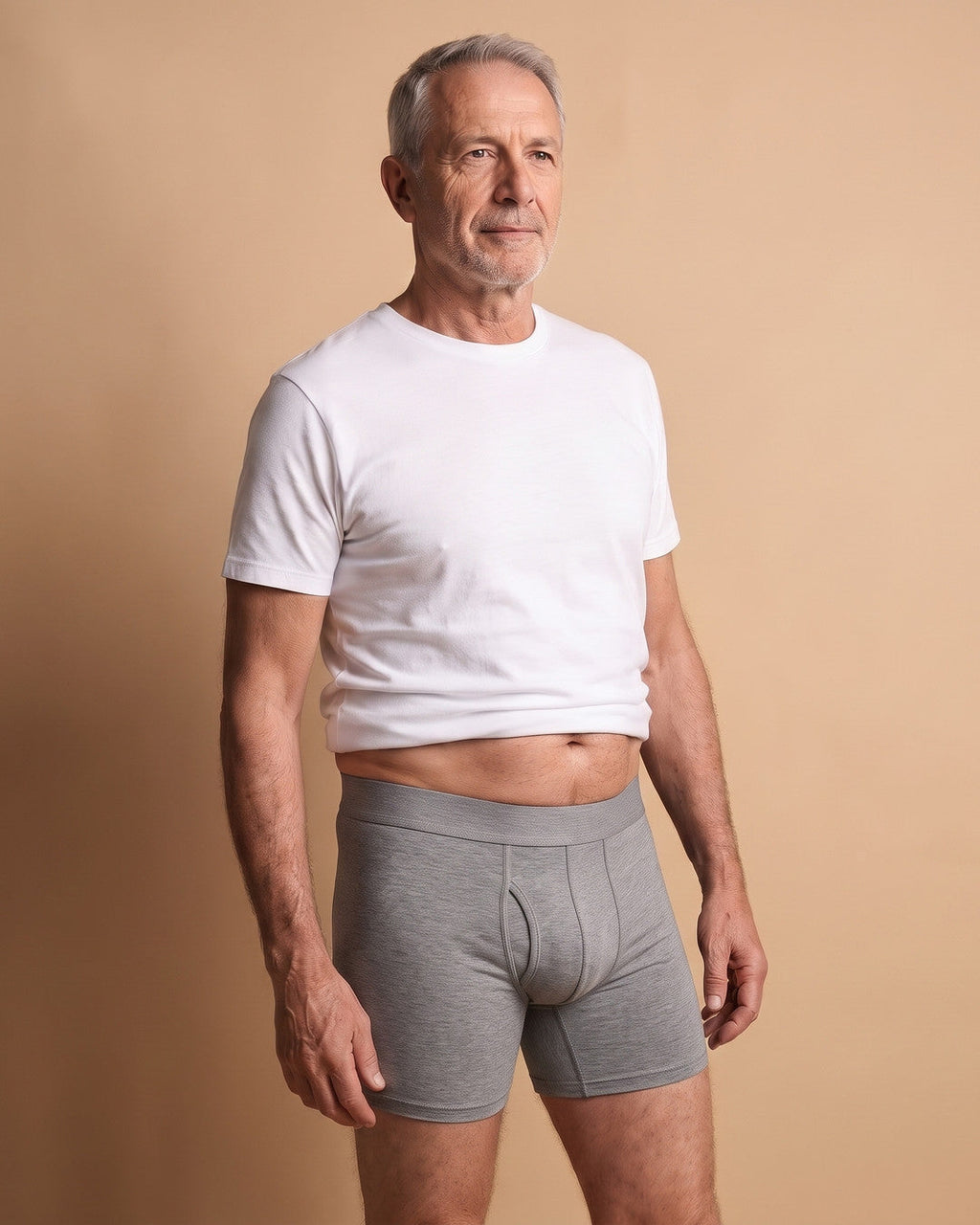 Uomo con il boxer assorbente LUIDRY™ grigio e una t-shirt bianca