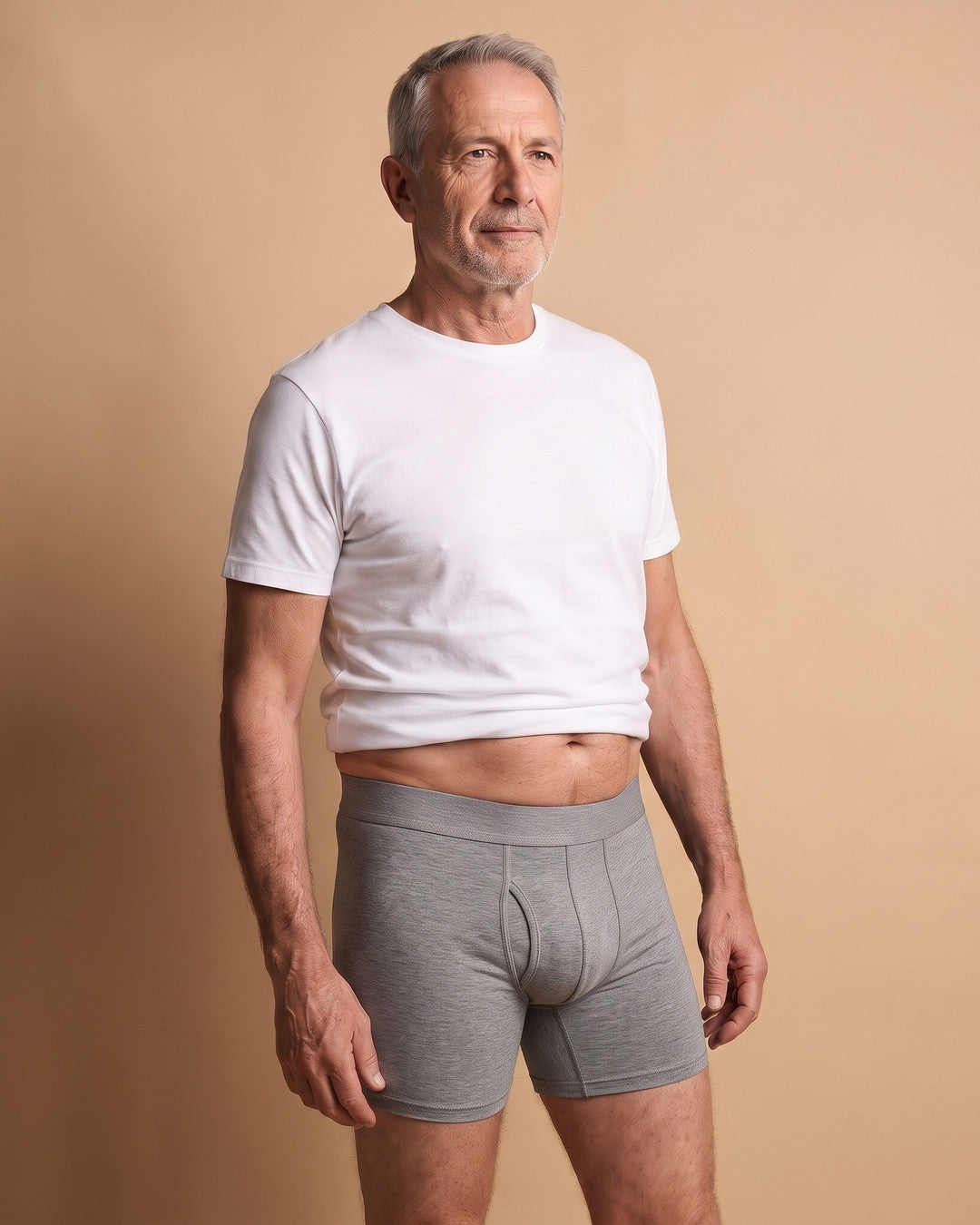 Uomo con il boxer assorbente LUIDRY™ grigio e una t-shirt bianca
