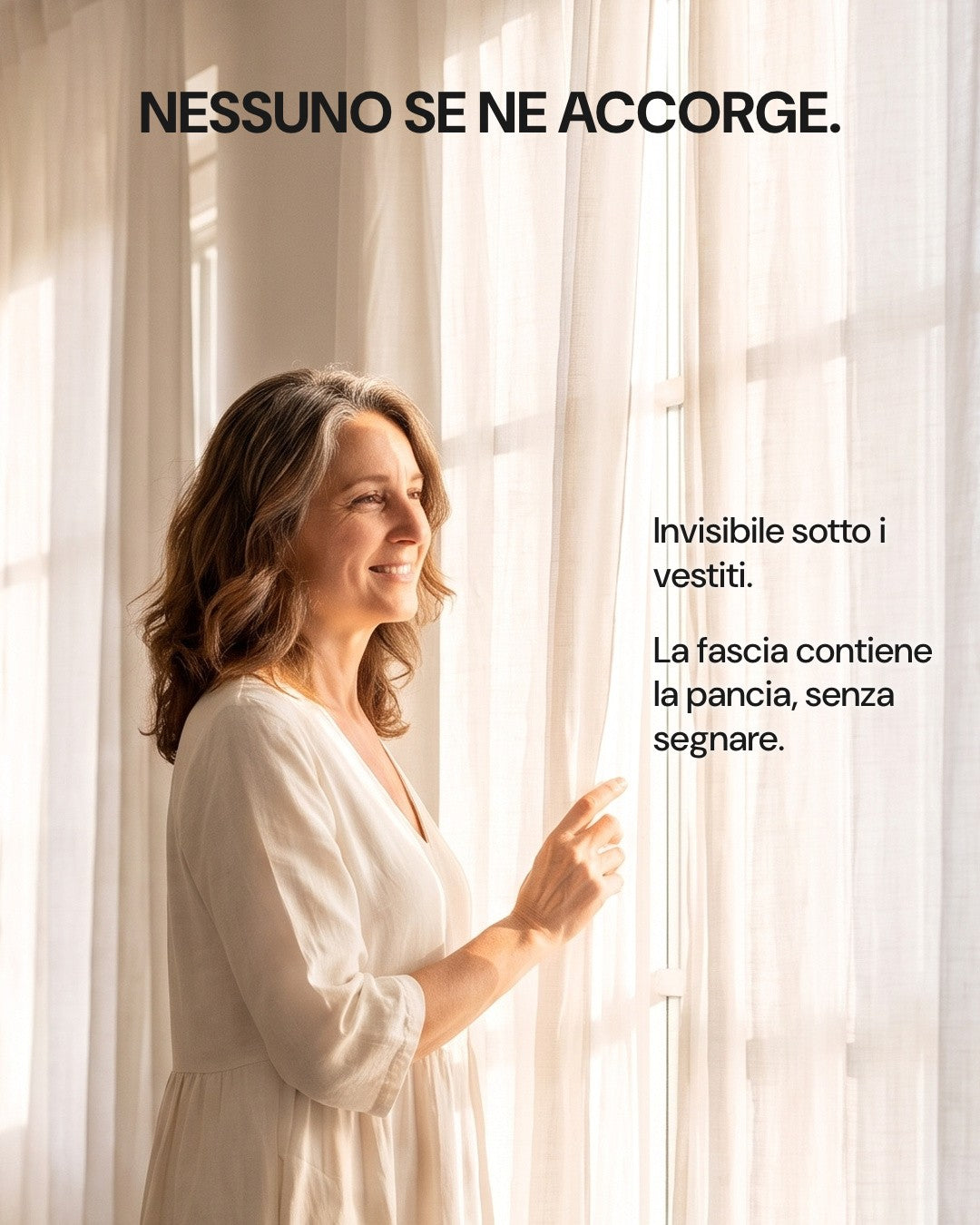 Donna in abito chiaro alla finestra: lo slip LEIDRY™ Giorno non si vede sotto i vestiti e la fascia contiene la pancia senza segnare