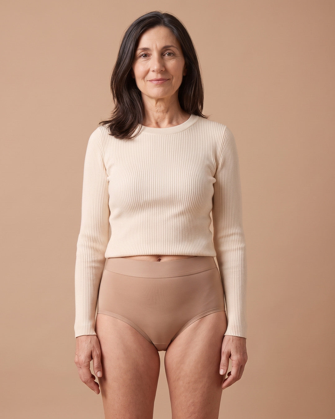 Donna con lo slip assorbente LEIDRY™ Giorno beige a vita alta e maglia color panna