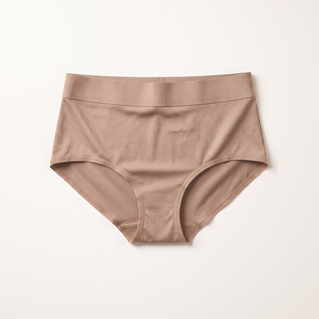 Slip assorbente LEIDRY™ Giorno beige a vita alta, su fondo bianco