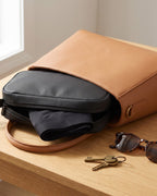 Pochette da viaggio LEIDRY™ che esce da una borsa, con uno slip di ricambio dentro