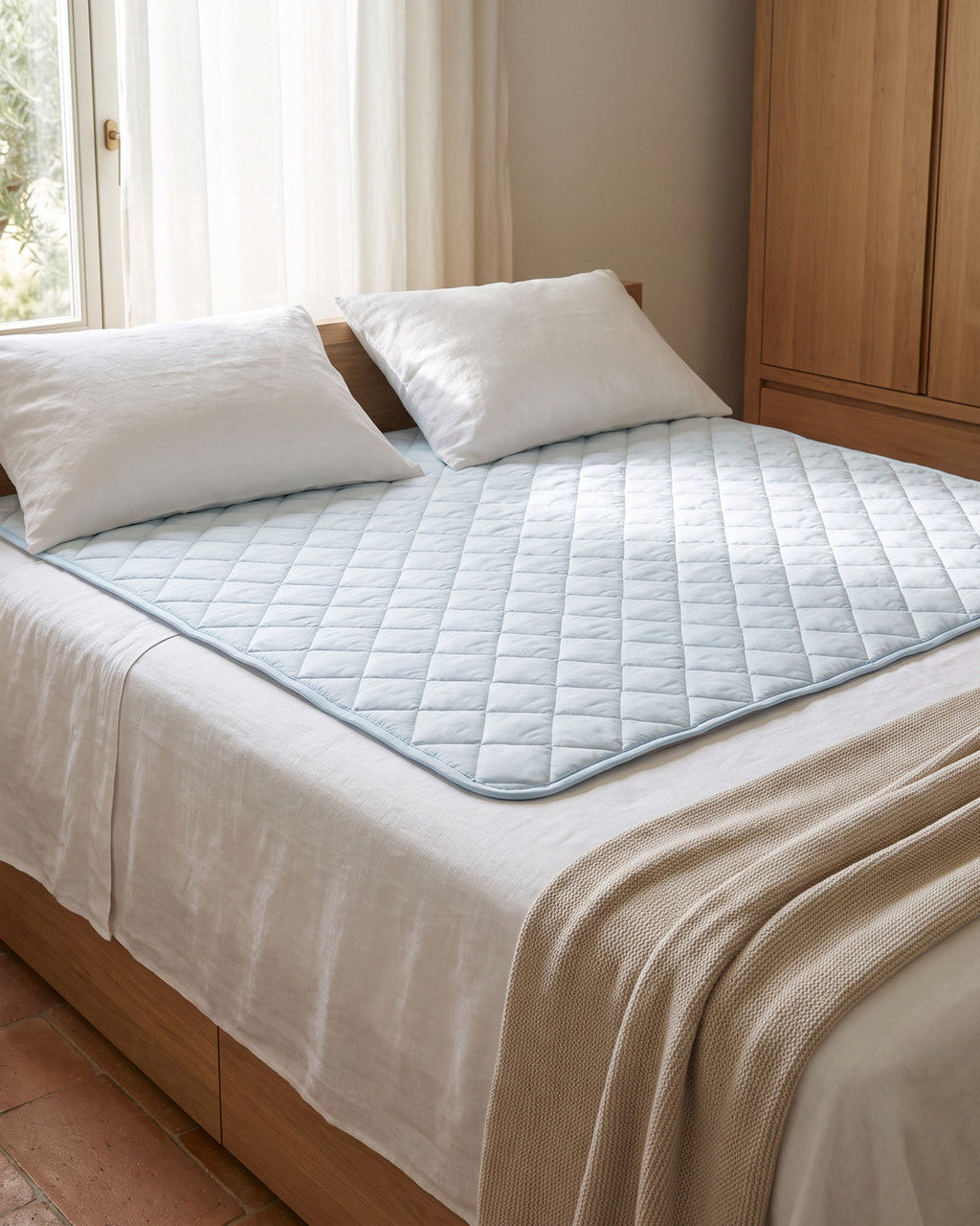 Traversa lavabile LEIDRY™ stesa su un letto matrimoniale