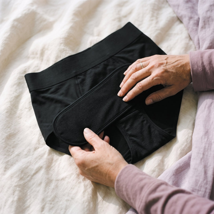 L'inserto che si toglie, appoggiato sullo slip LEIDRY™ Notte
